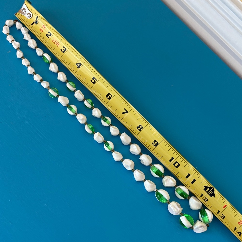 Vintage retro mid-century 80s Green & White Lucite Bead Statement Necklace 26" - Picture 6 of 9
